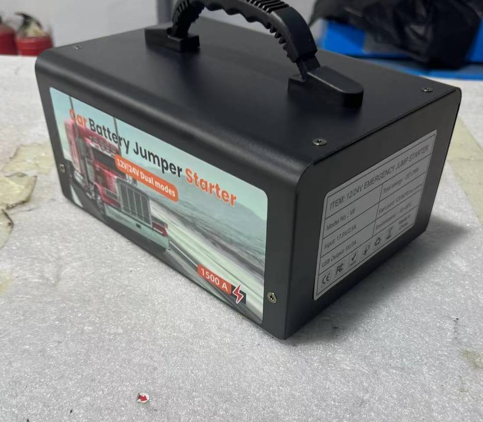 Multifunctional 42000mAh Lithium-ion Polymer 12V 24V 1500A Jump Starter SOS Torch Light Digital Screen for Cars Trucks
