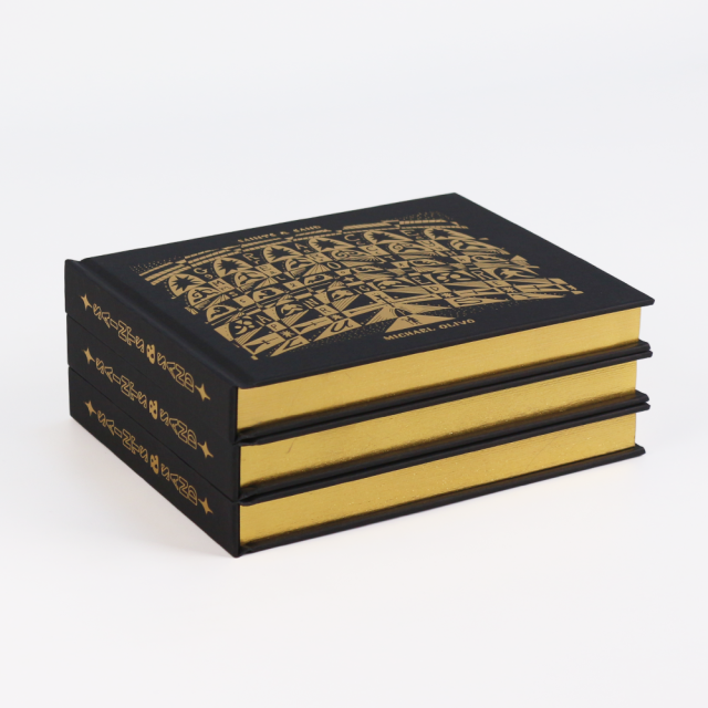 Livre relié à tranches dorées, impression personnalisée avec marquage à chaud doré, roman