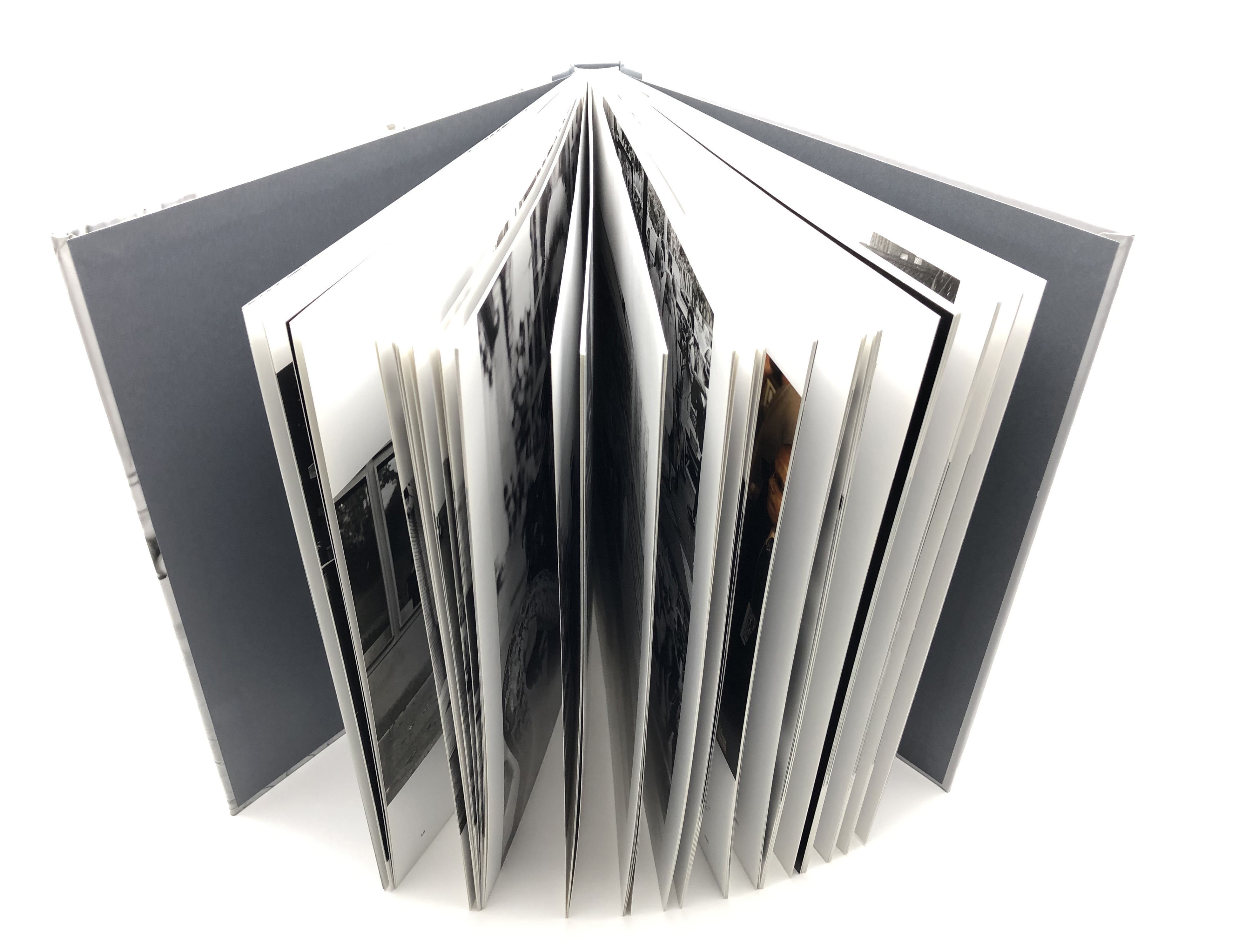 Livre photo décoratif personnalisé à couverture rigide pour adultes, livre de luxe noir et gris, impression flexographique sur couverture rigide.