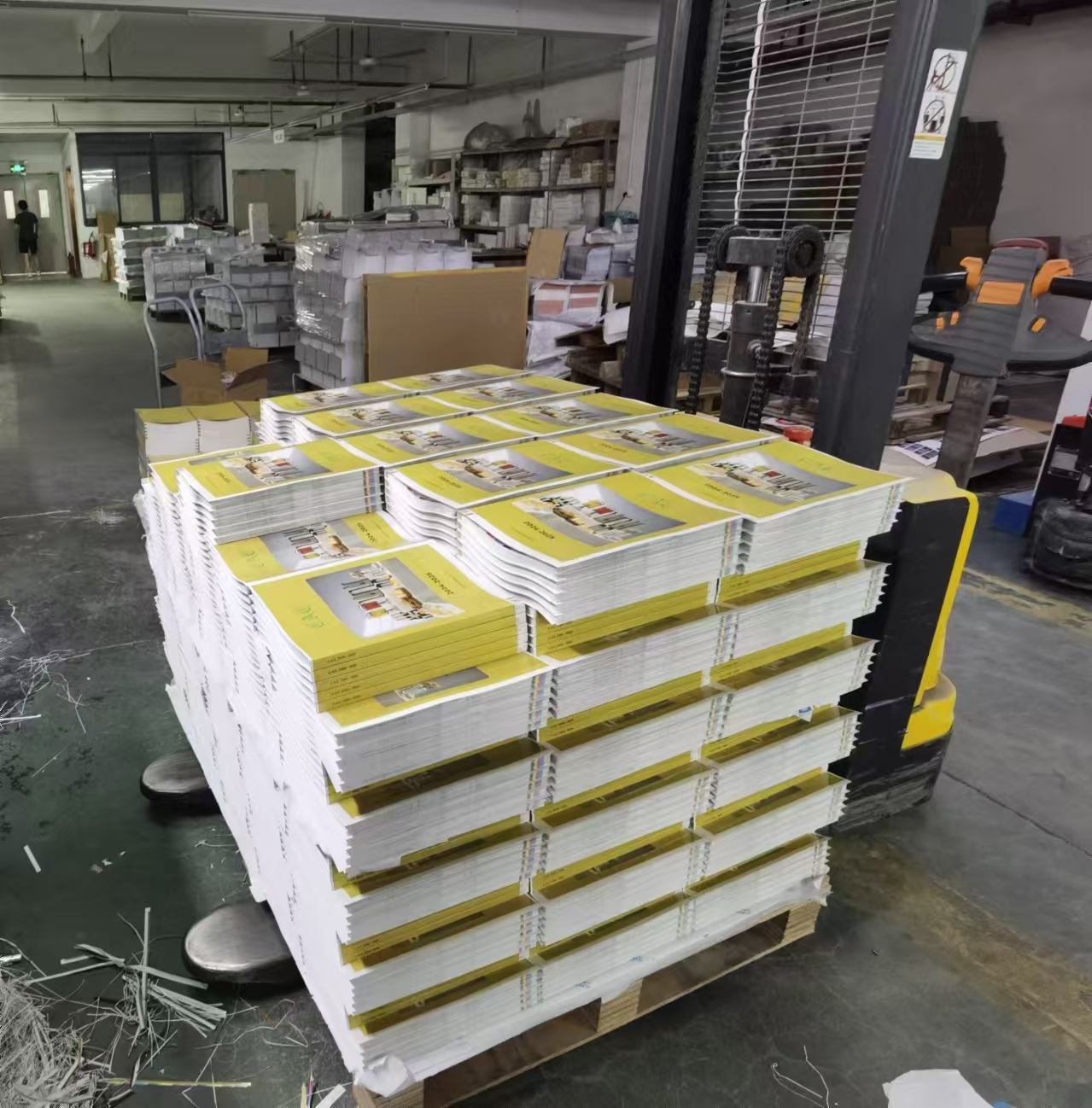 Factory Customized Soft Cover Magazine Perfect Binding Printed Fancy Offset Cardboard Film Lamination Catalog Brochure Printing