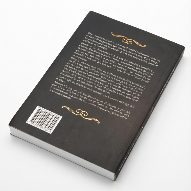 Romans brochés personnalisés de haute qualité, titre imprimé avec dorure à chaud.