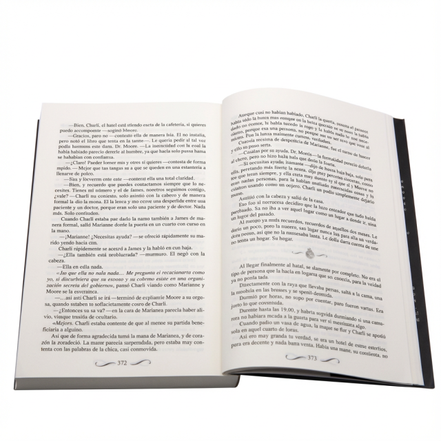 Romans brochés personnalisés de haute qualité, titre imprimé avec dorure à chaud.