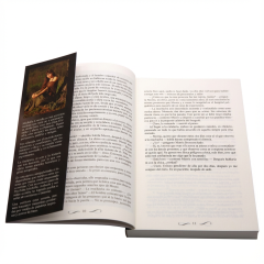Romans brochés personnalisés de haute qualité, titre imprimé avec dorure à chaud.