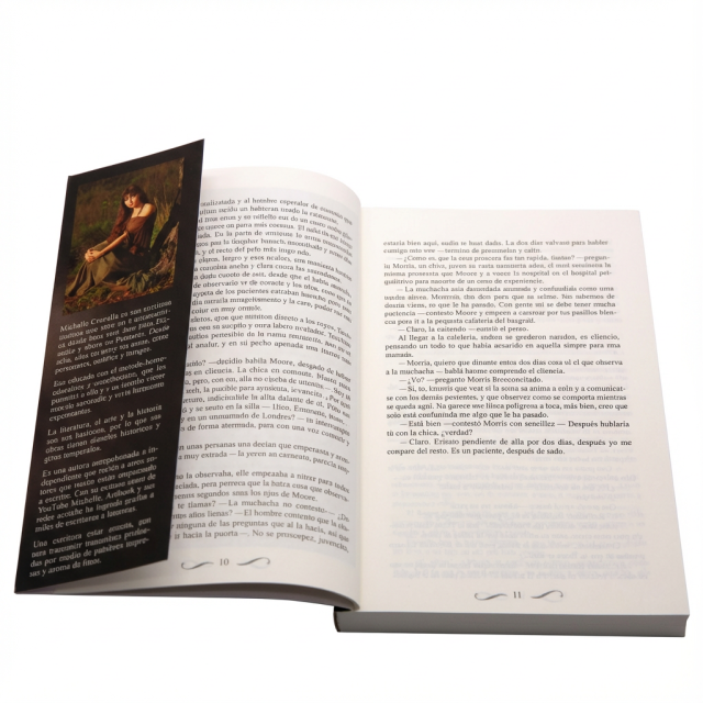 Romans brochés personnalisés de haute qualité, titre imprimé avec dorure à chaud.
