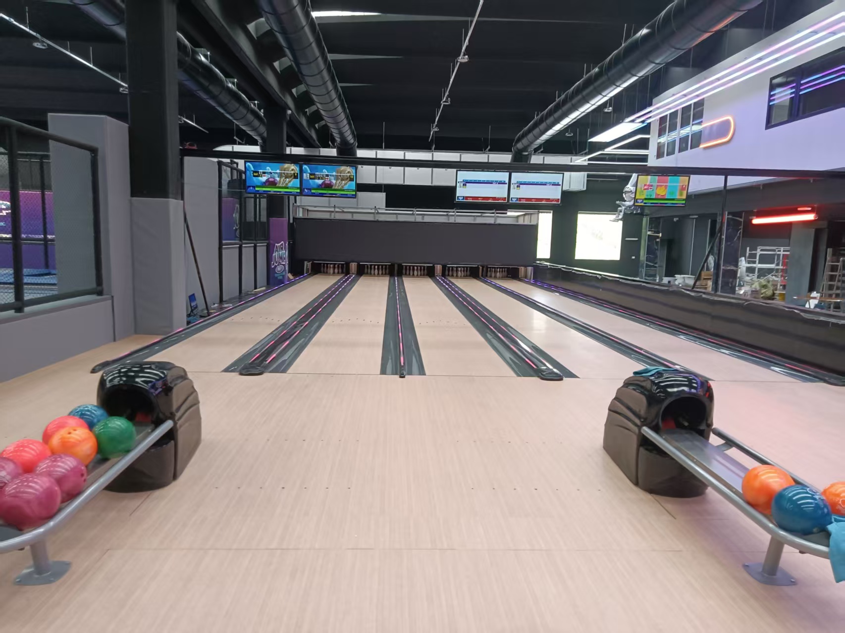 Italy bowling alley case photo 1