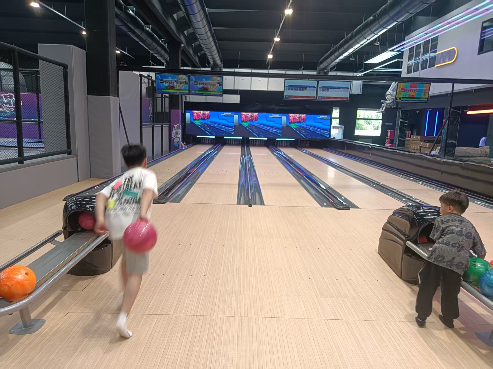 Italy bowling alley case photo 2