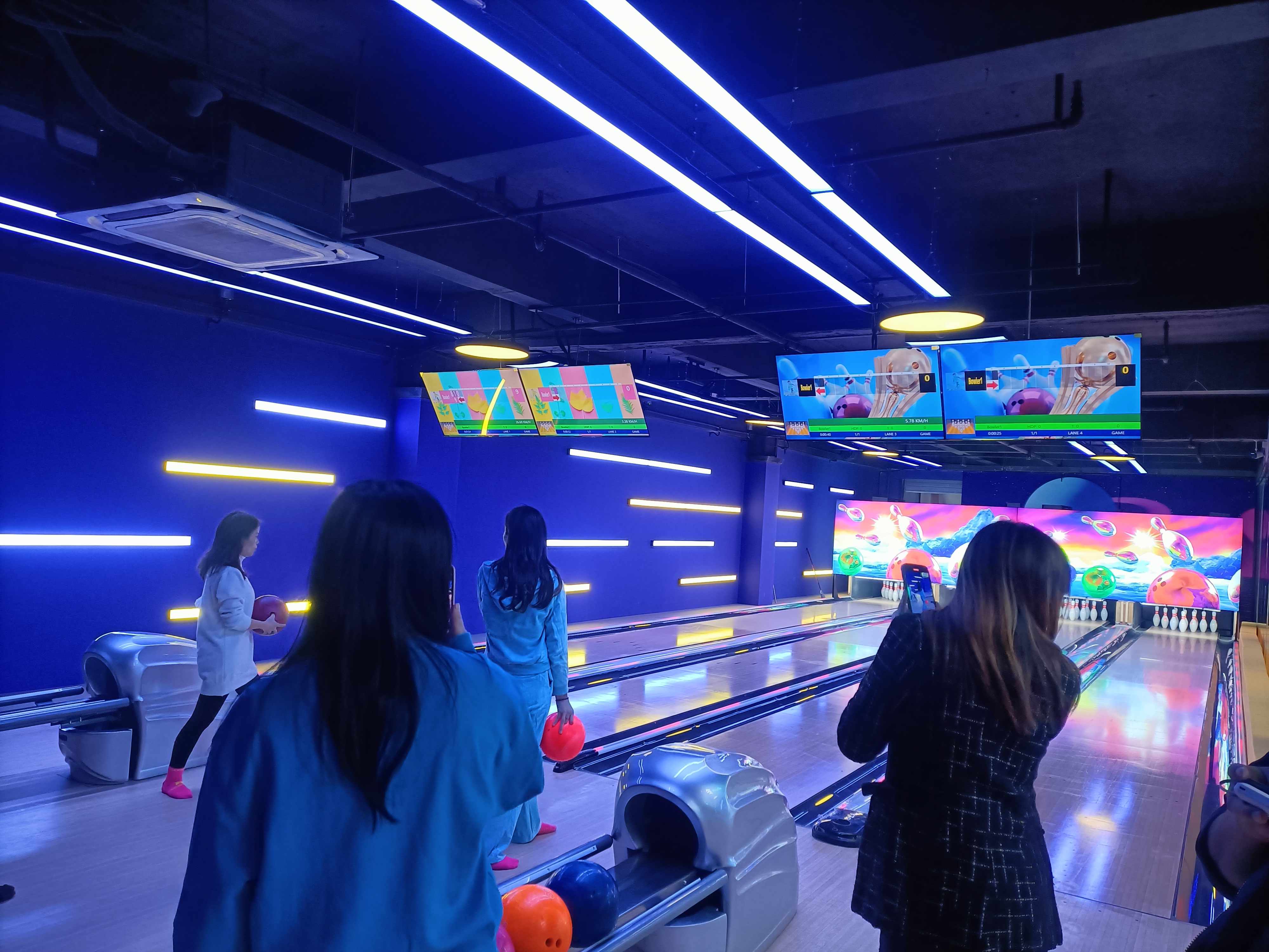 China &middot; Shenzhen bowling alley case photo 1