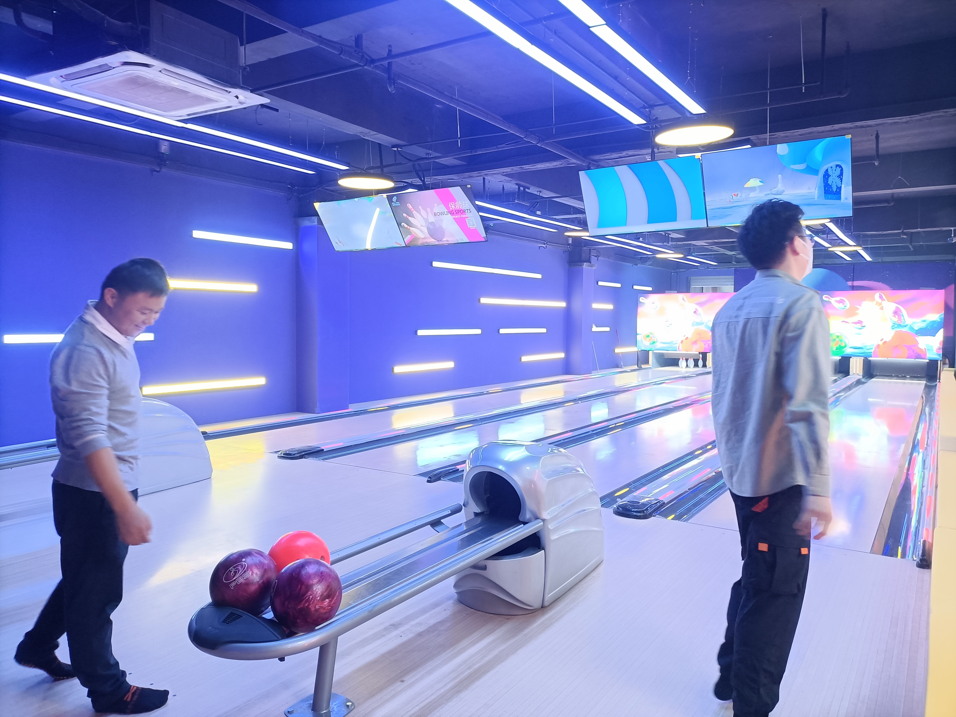 China &middot; Shenzhen bowling alley case photo 2