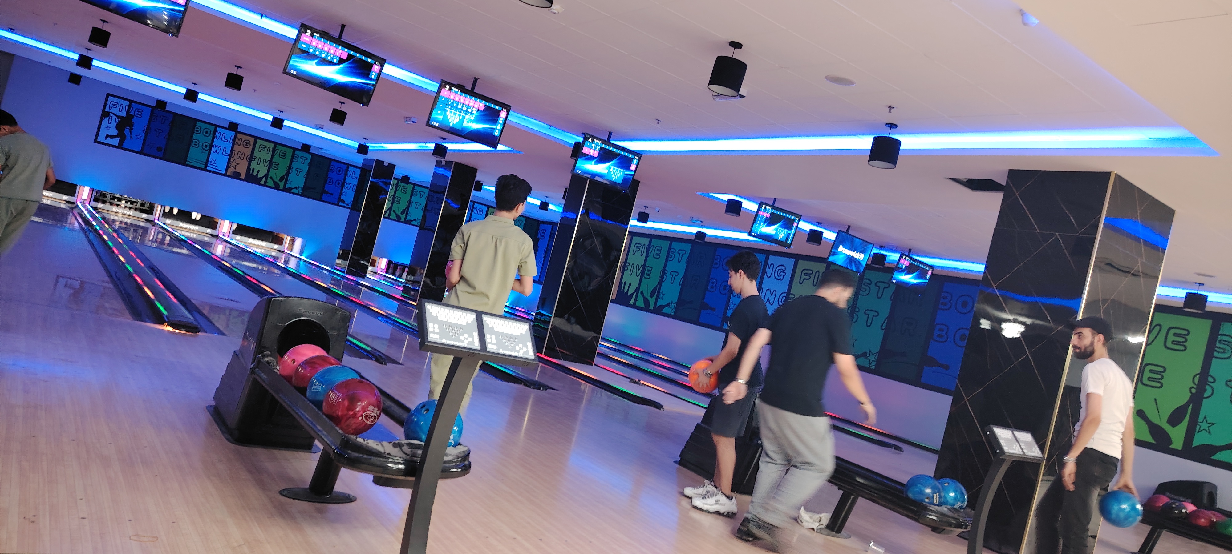 Jordan &middot; Amman bowling alley case photo 2