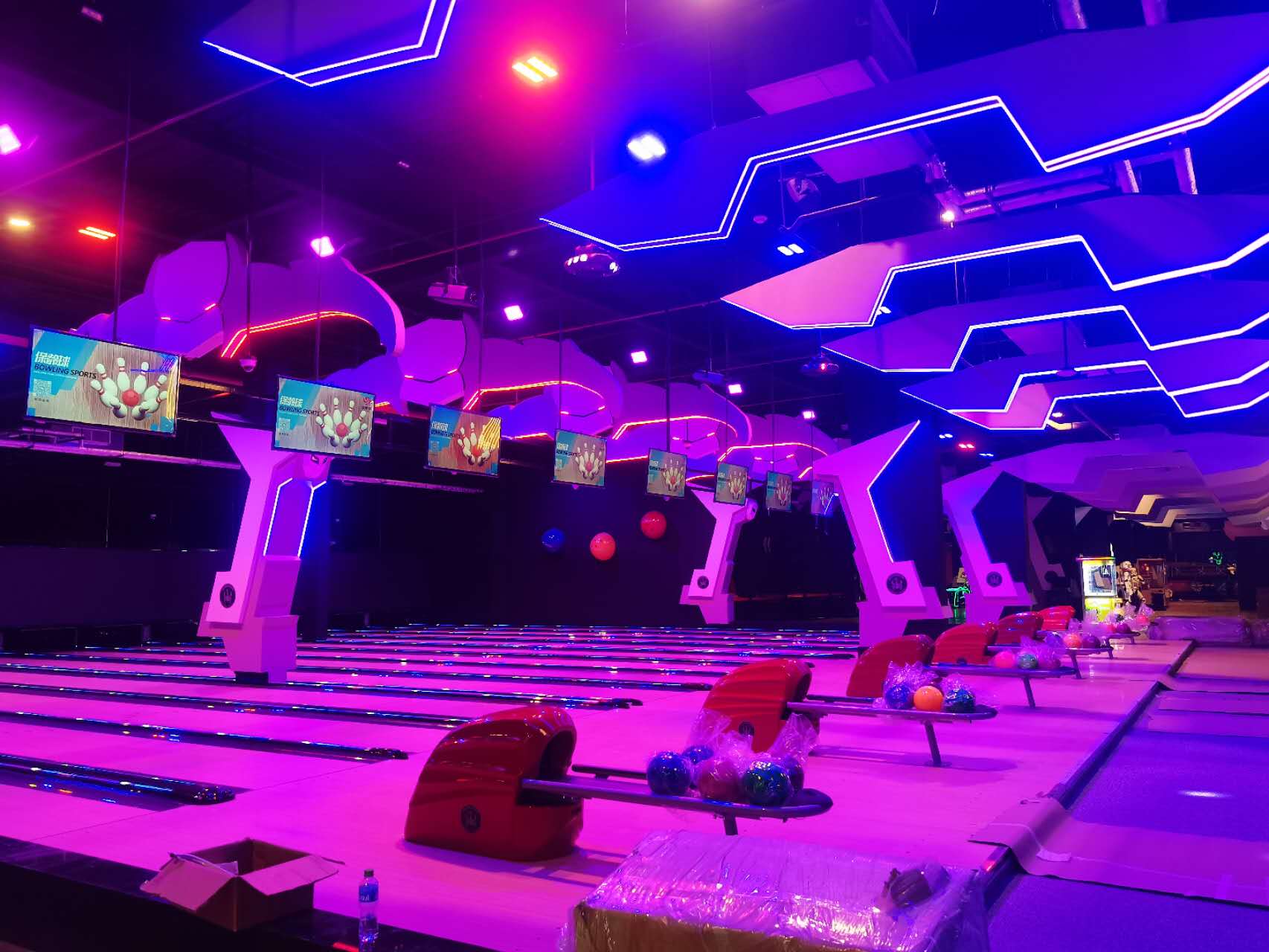 United Arab Emirates &middot; Dubai bowling alley case photo 1