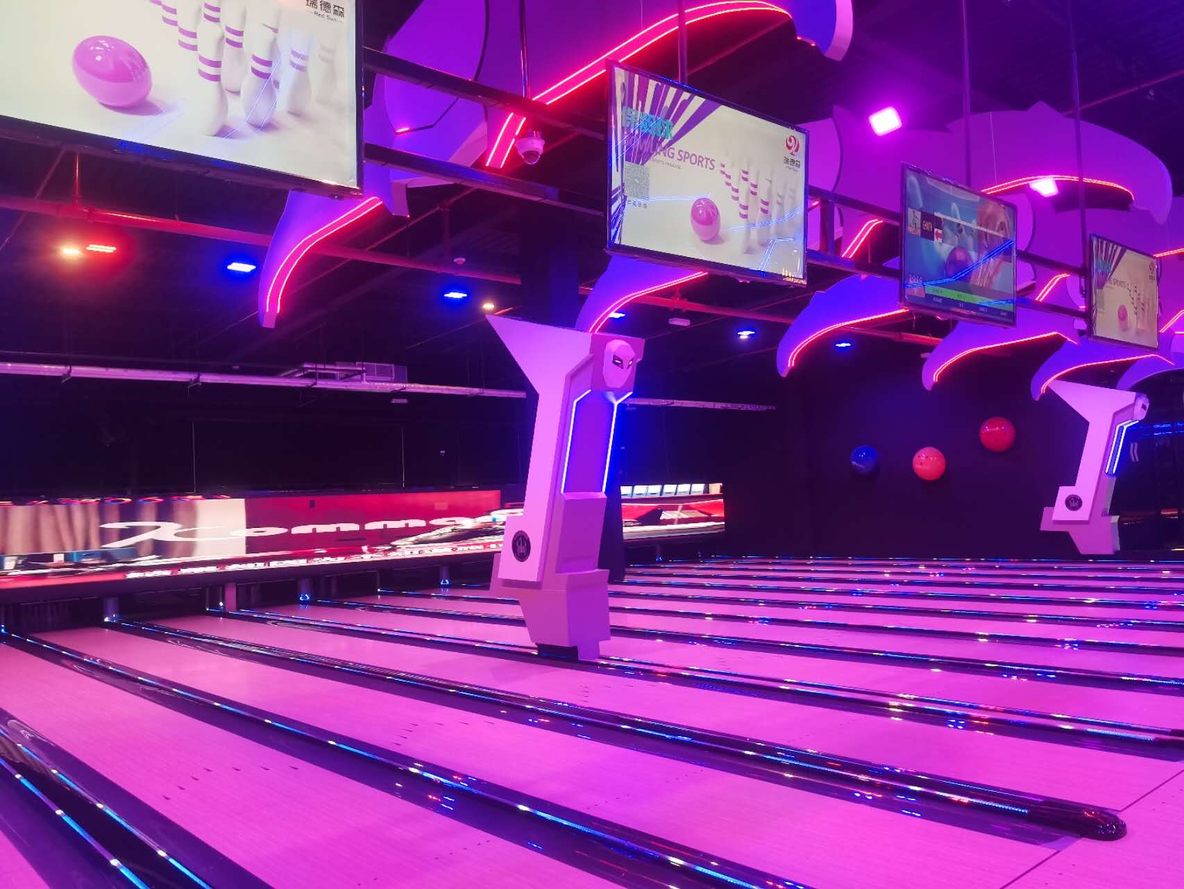 United Arab Emirates &middot; Dubai bowling alley case photo 2