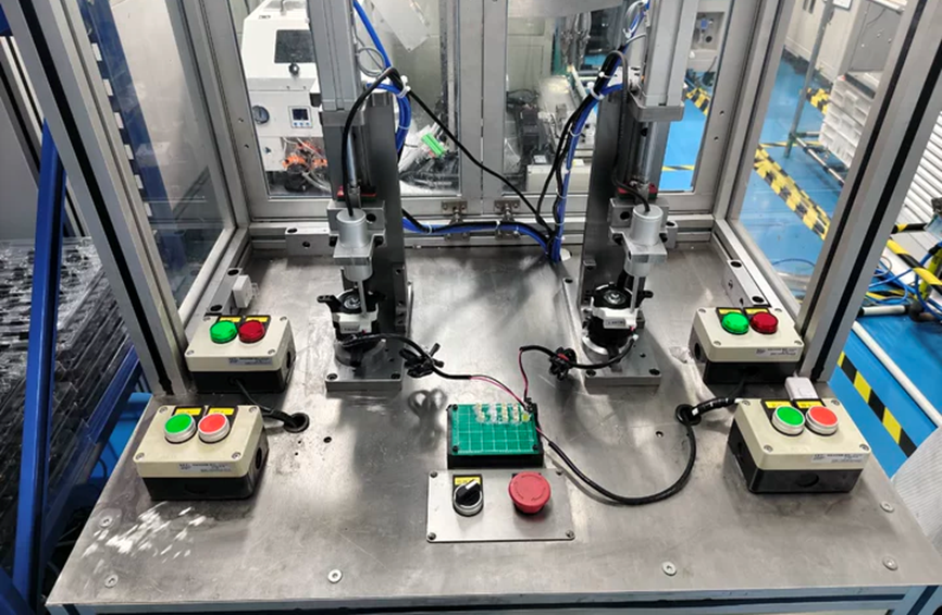 Industrial case study showing a Sanhua commercial water pump undergoing high-pressure endurance testing using Hertzinno voiceprint analysis to detect cavitation.