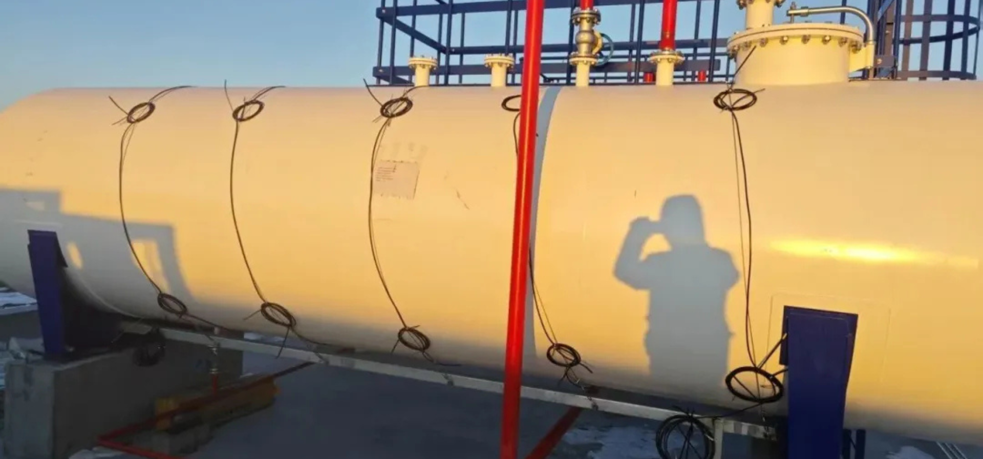 Oil and gas storage terminal with tanks and transfer piping