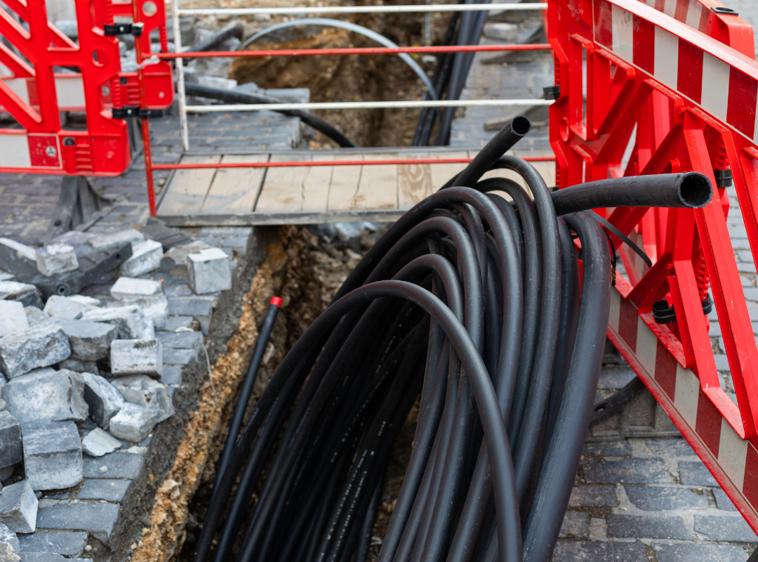 Túnel subterráneo con rutas organizadas de cables de alta tensión