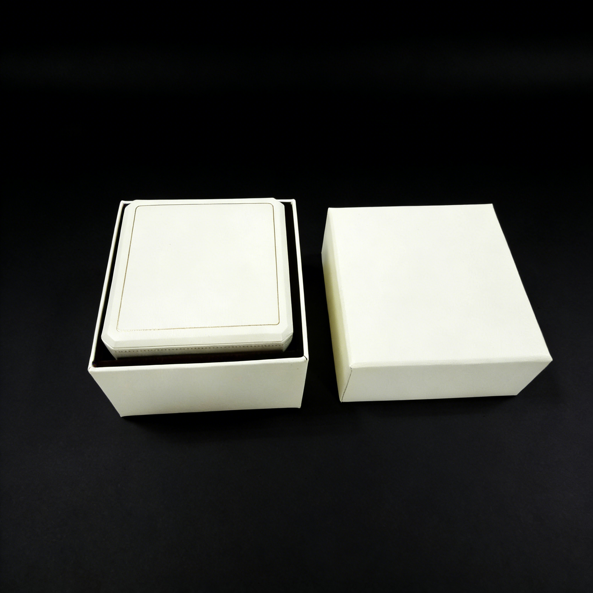 Elegant Plastic jewelry box - personalized jewelry box,Beige Plastic jewelry box - Dust-proof jewelry gift box for B2B Bulk Purchase