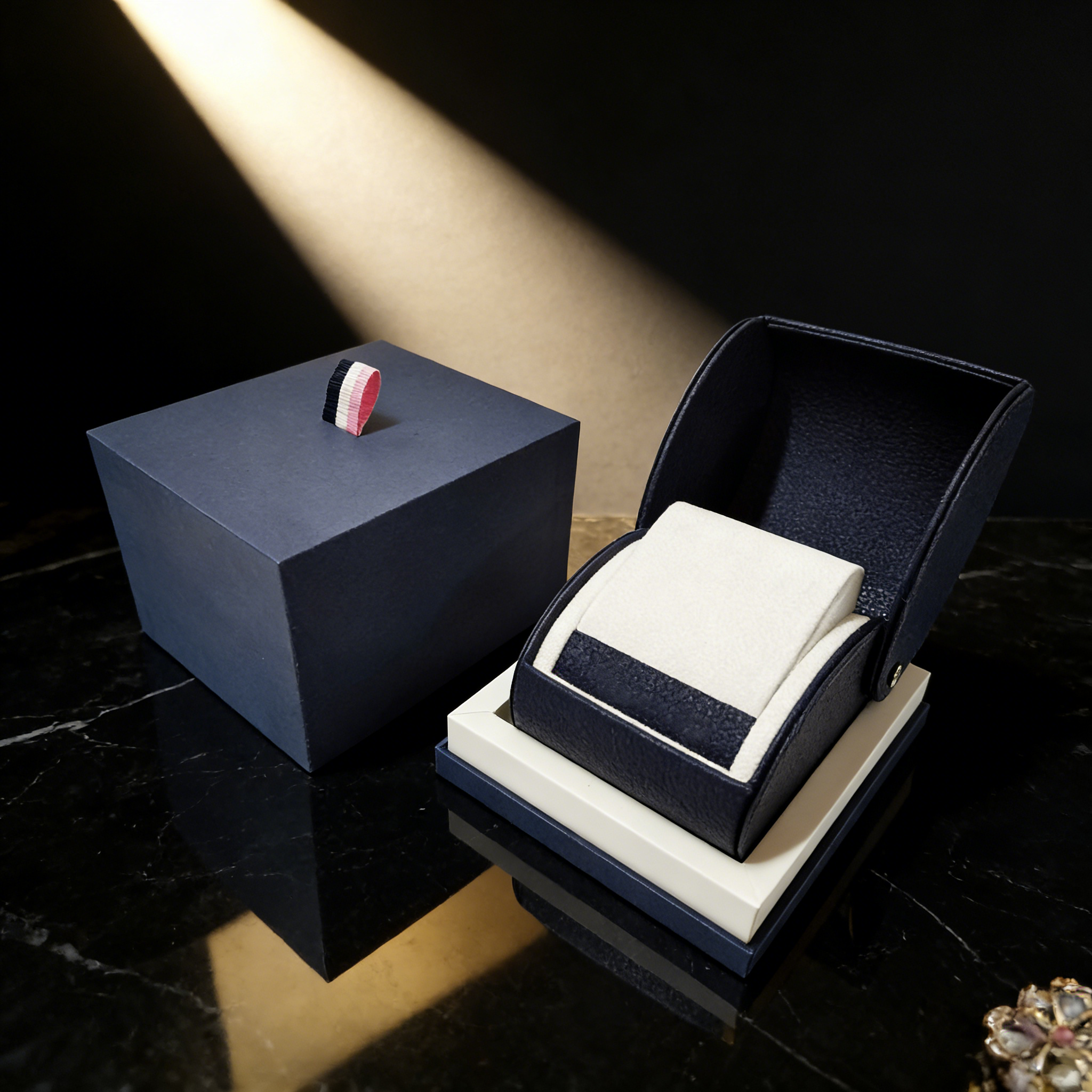 Boîte de présentation ovale pour montres en cuir PU bleu,Boîte de présentation ovale pour montres en cuir PU bleu, personnalisable en KA MEI