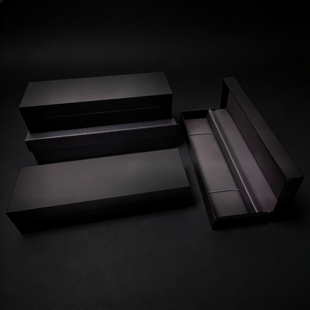 Boîte à montre longue simple en plastique noir, très populaire, personnalisable avec logo, emballage cadeau pour montre.,Boîte à montre longue simple en plastique noir, personnalisable avec logo, très demandée (KA MEI).