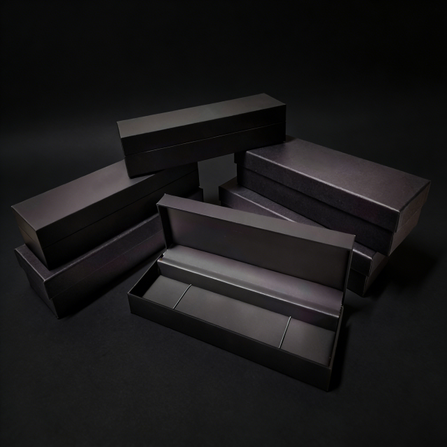 Boîte à montre longue simple en plastique noir, très populaire, personnalisable avec logo, emballage cadeau pour montre.,Boîte à montre longue simple en plastique noir, personnalisable avec logo, très demandée (KA MEI).