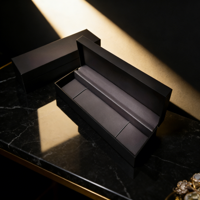 Boîte à montre longue simple en plastique noir, très populaire, personnalisable avec logo, emballage cadeau pour montre.,Boîte à montre longue simple en plastique noir, personnalisable avec logo, très demandée (KA MEI).