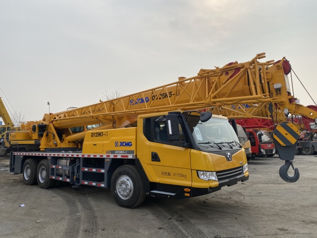 XCMG 25 ton truck crane