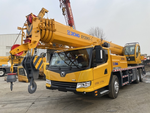XCMG 25 ton truck crane