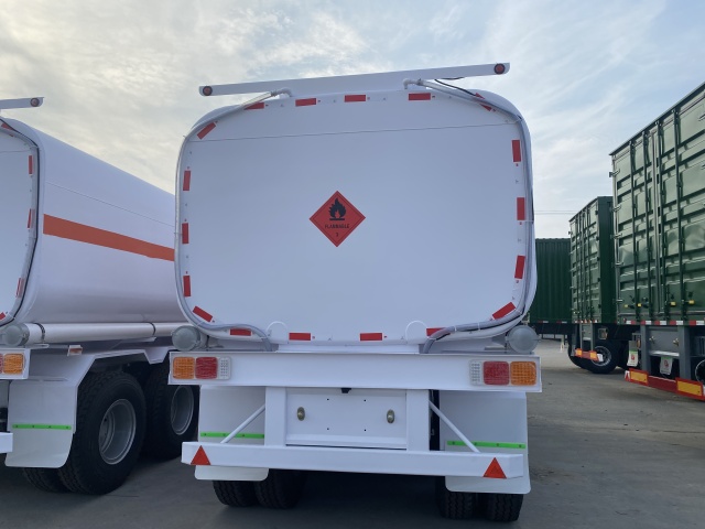 China National Heavy Duty Truck Group's Howo 6 × 4 371 horsepower fully trailer oil transport vehicle