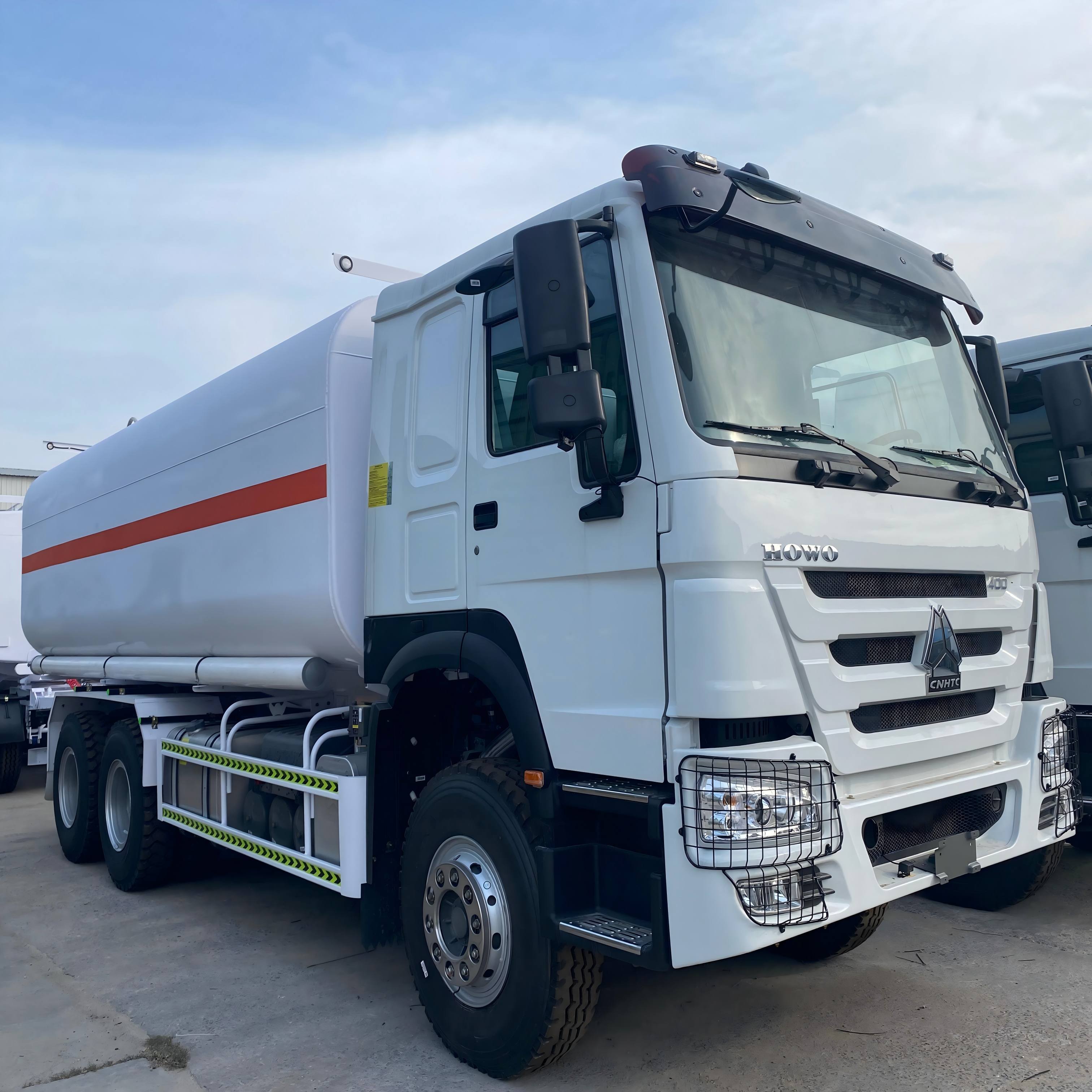 China National Heavy Duty Truck Group's Howo 6 × 4 371 horsepower fully trailer oil transport vehicle
