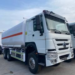 China National Heavy Duty Truck Group's Howo 6 × 4 371 horsepower fully trailer oil transport vehicle