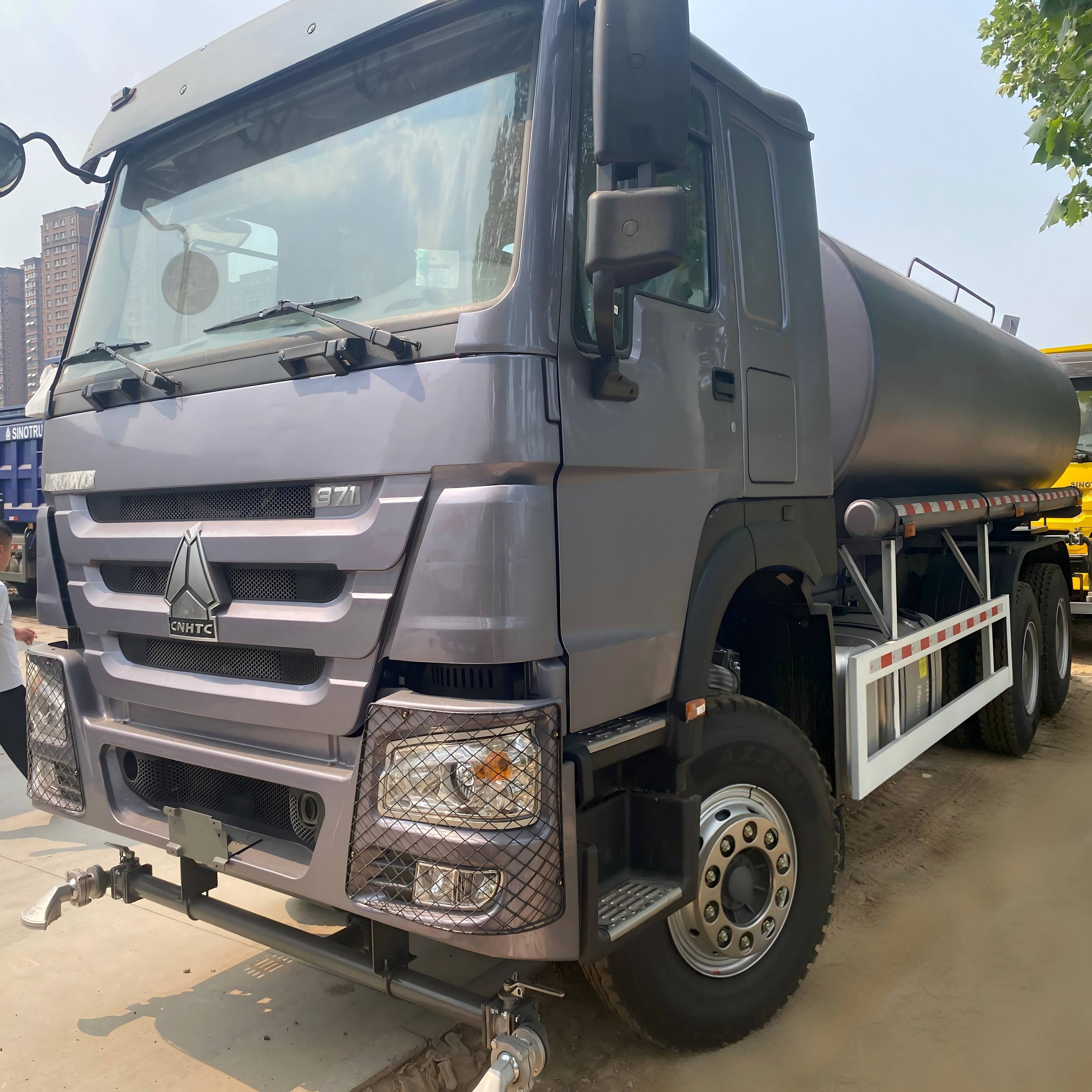 Brand New SINOTRUK HOWO 10 Wheels Oil Tanker Truck