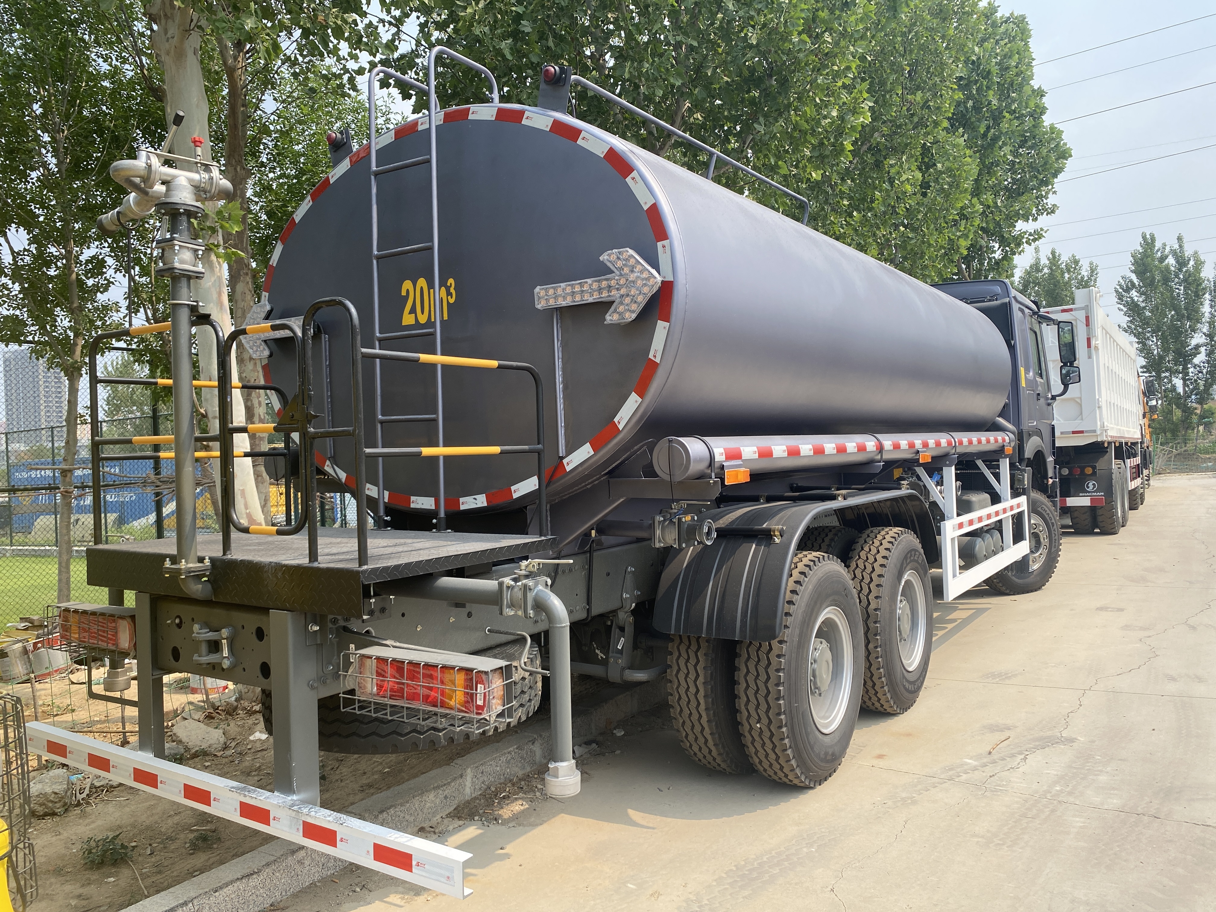Brand New SINOTRUK HOWO 10 Wheels Oil Tanker Truck