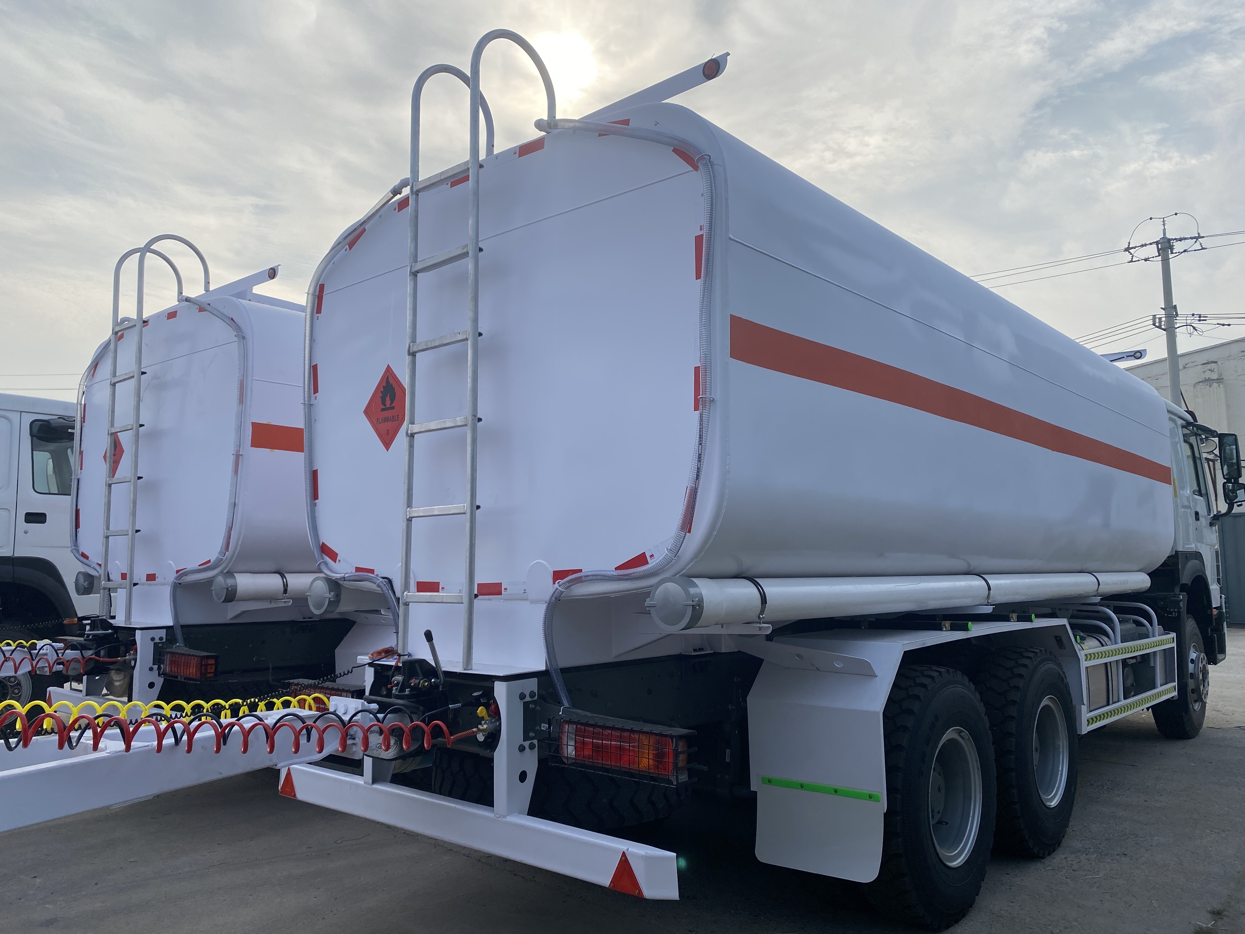 China National Heavy Duty Truck Group's Howo 6 × 4 371 horsepower fully trailer oil transport vehicle
