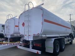China National Heavy Duty Truck Group's Howo 6 × 4 371 horsepower fully trailer oil transport vehicle