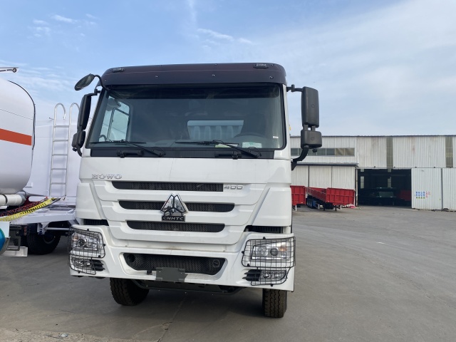 Sinotruk HOWO 400-horsepower 6×4 white flatbed truck