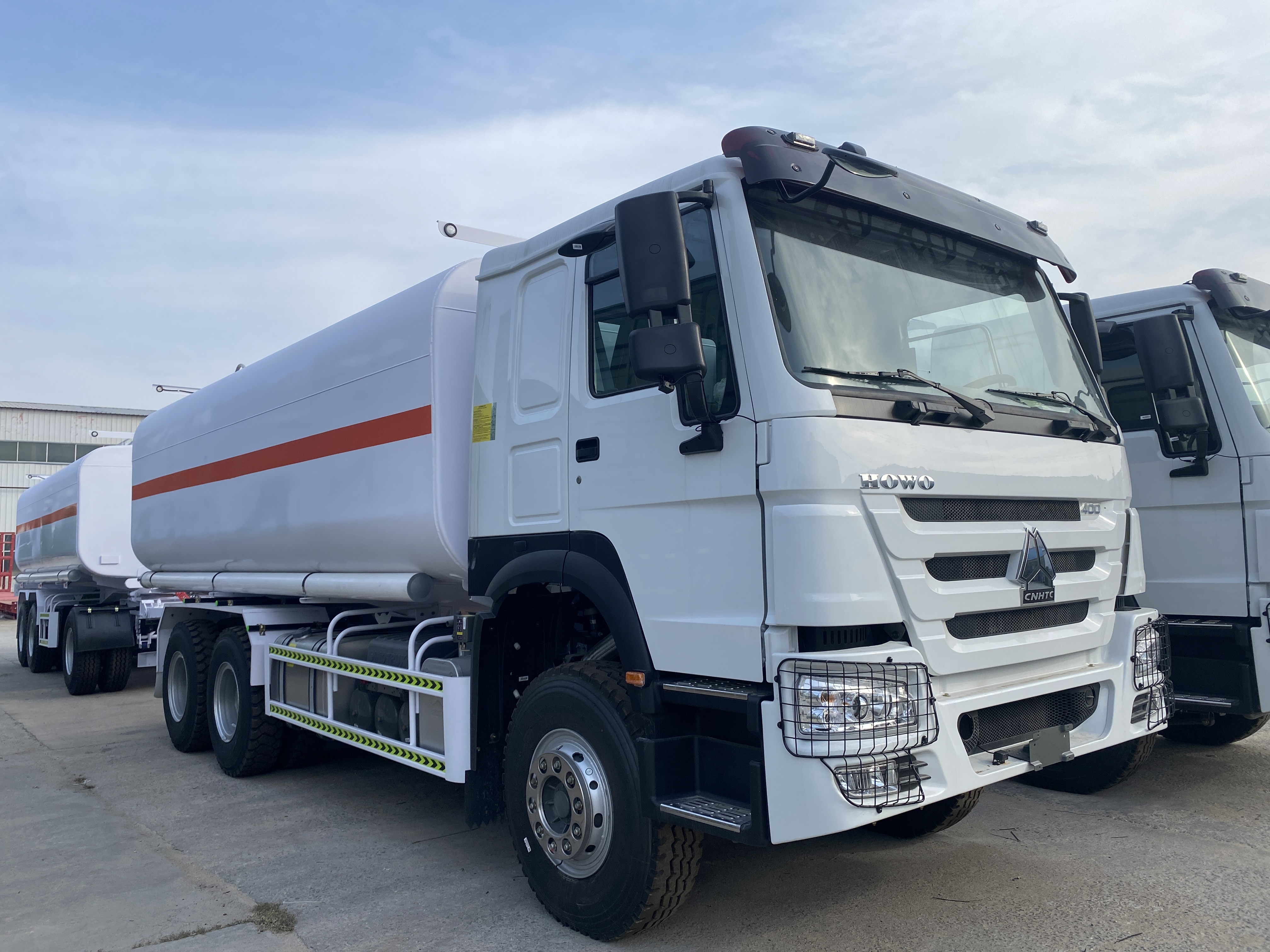 China National Heavy Duty Truck Group's Howo 6 × 4 371 horsepower fully trailer oil transport vehicle