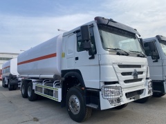 China National Heavy Duty Truck Group's Howo 6 × 4 371 horsepower fully trailer oil transport vehicle