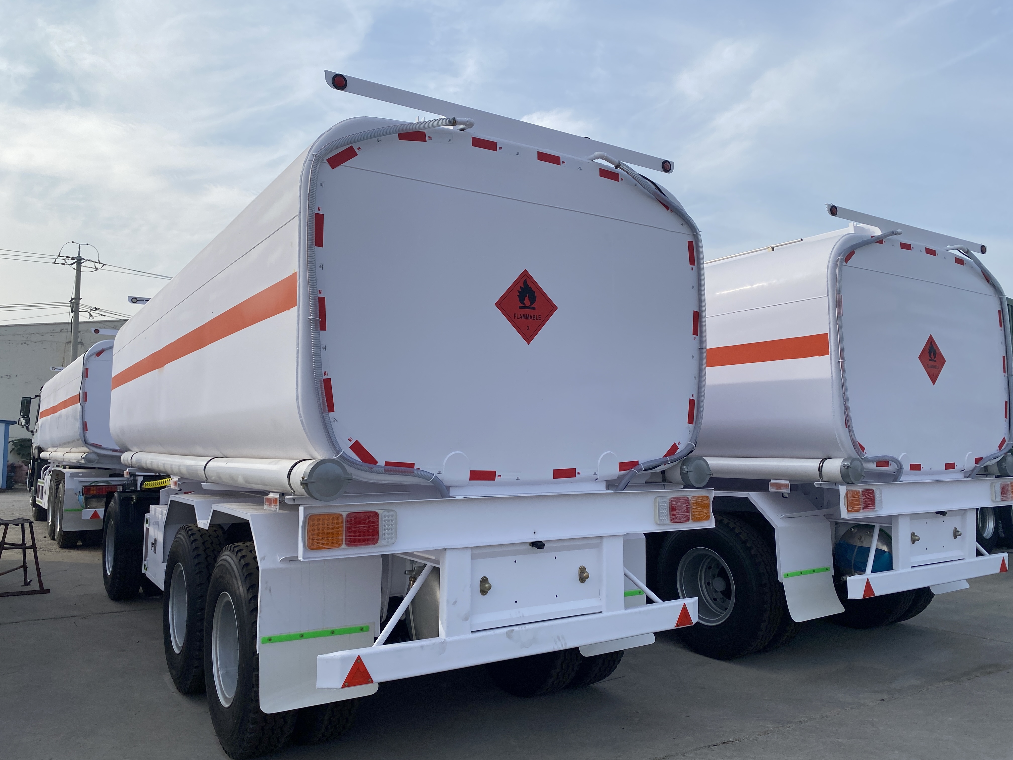 China National Heavy Duty Truck Group's Howo 6 × 4 371 horsepower fully trailer oil transport vehicle