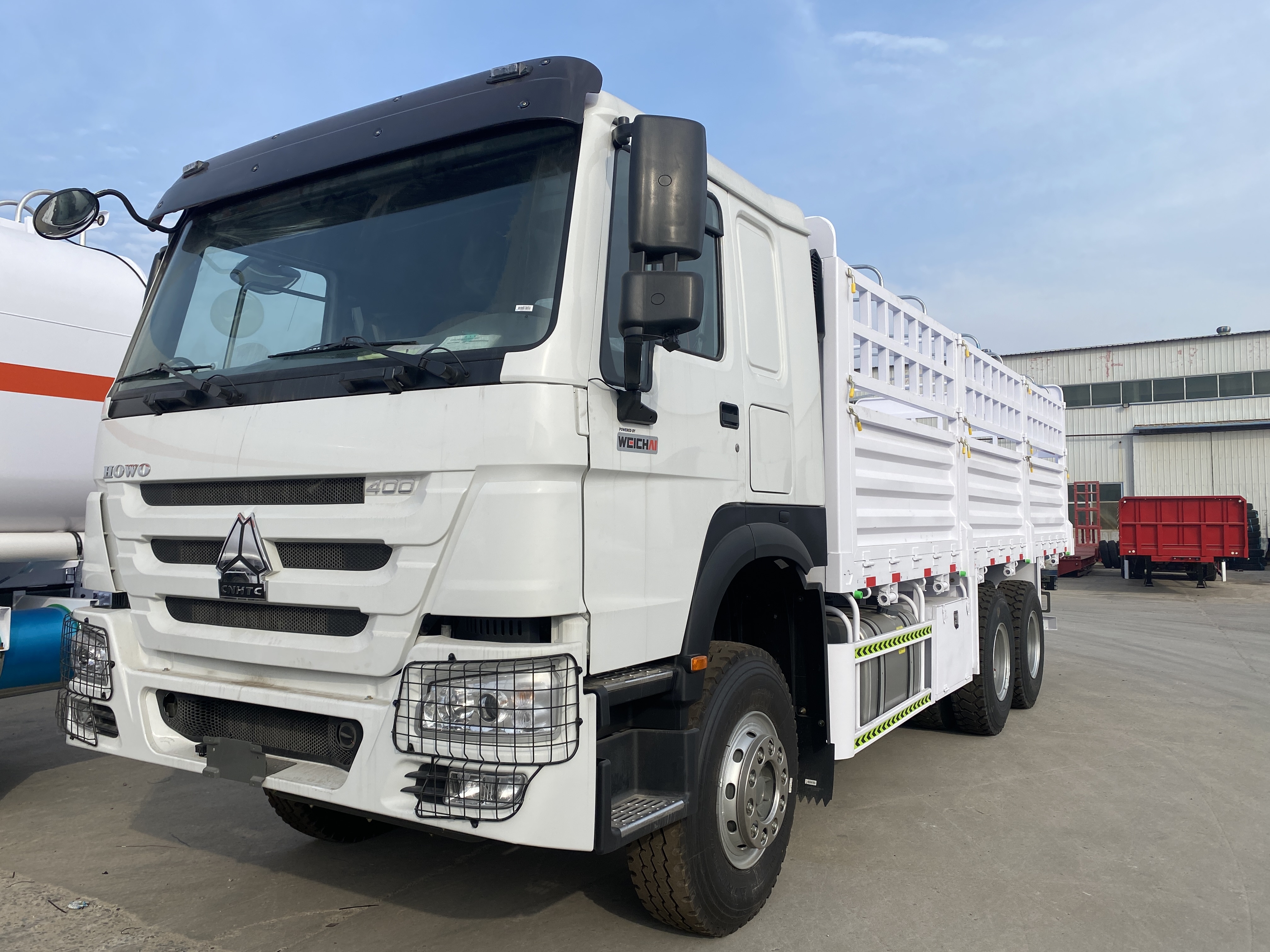 Sinotruk HOWO 400-horsepower 6×4 white flatbed truck