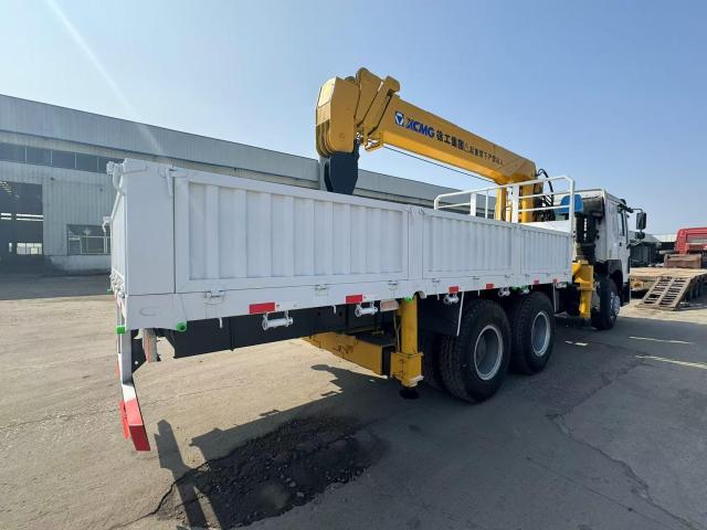 SINOTRUK 6X4 HOWO Truck Mounted Crane With 10 Tons Crane For Mining