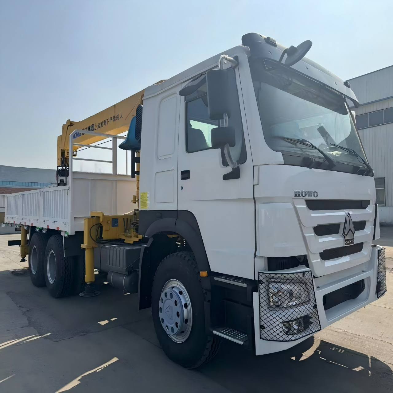 SINOTRUK 6X4 HOWO Truck Mounted Crane With 10 Tons Crane For Mining