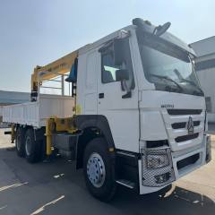 SINOTRUK 6X4 HOWO Truck Mounted Crane With 10 Tons Crane For Mining