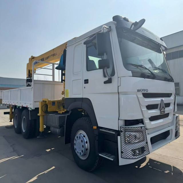 SINOTRUK 6X4 HOWO Truck Mounted Crane With 10 Tons Crane For Mining
