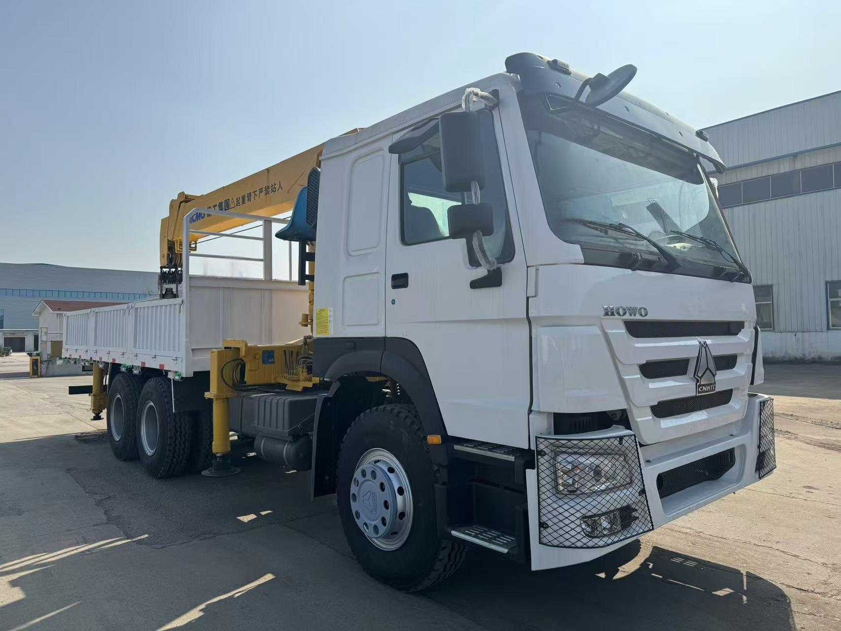 SINOTRUK 6X4 HOWO Truck Mounted Crane With 10 Tons Crane For Mining