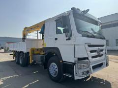 SINOTRUK 6X4 HOWO Truck Mounted Crane With 10 Tons Crane For Mining