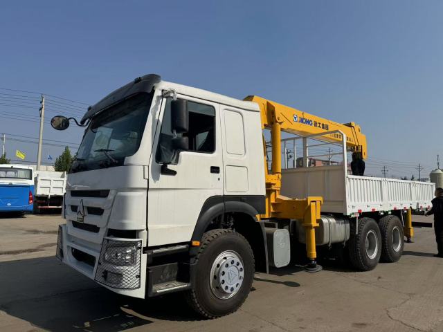 SINOTRUK 6X4 HOWO Truck Mounted Crane With 10 Tons Crane For Mining