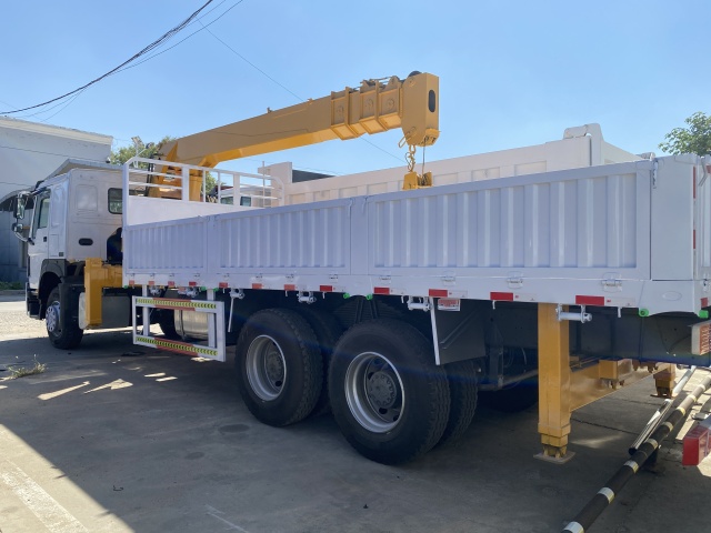 SINOTRUK 6X4 HOWO Truck Mounted Crane With 10 Tons Crane For Mining