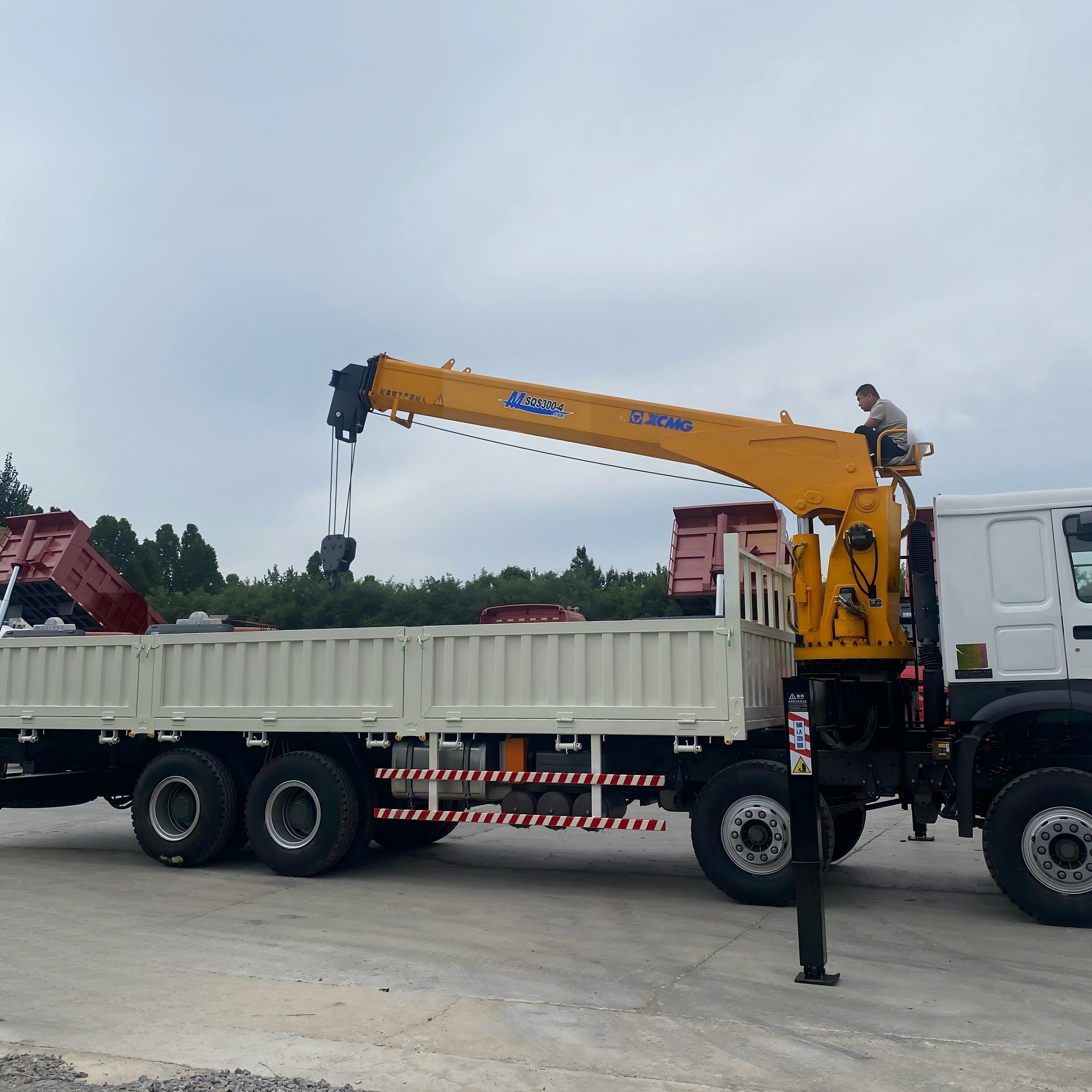 China National Heavy Duty Truck Group HOWO 8 × 4 371 horsepower 12 ton truck mounted crane (MSQS300-4)