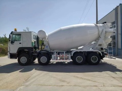 Sinotruk Howo 8×4 371HP 12m³ Concrete Mixer Truck