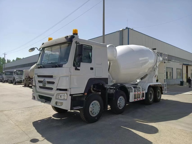 Sinotruk Howo 8×4 371HP 12m³ Concrete Mixer Truck