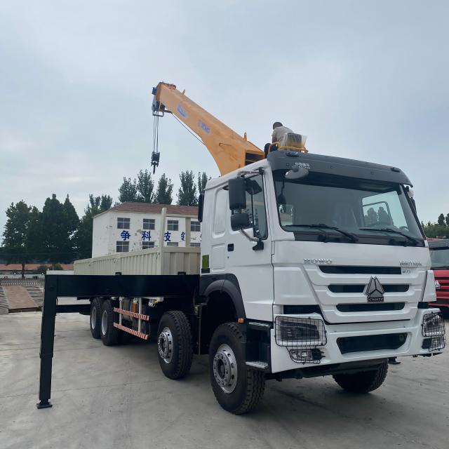 China National Heavy Duty Truck Group HOWO 8 × 4 371 horsepower 12 ton truck mounted crane (MSQS300-4)