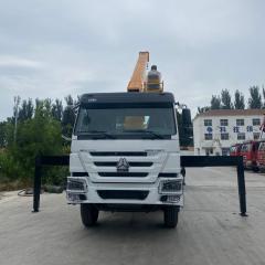 China National Heavy Duty Truck Group HOWO 8 × 4 371 horsepower 12 ton truck mounted crane (MSQS300-4)